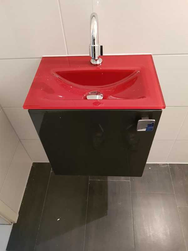 Rotes Waschbecken