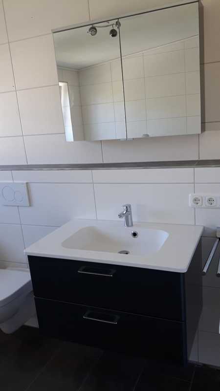 Waschbecken mit Spiegel