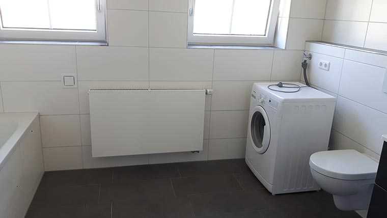 Badezimmer mit Waschmaschine